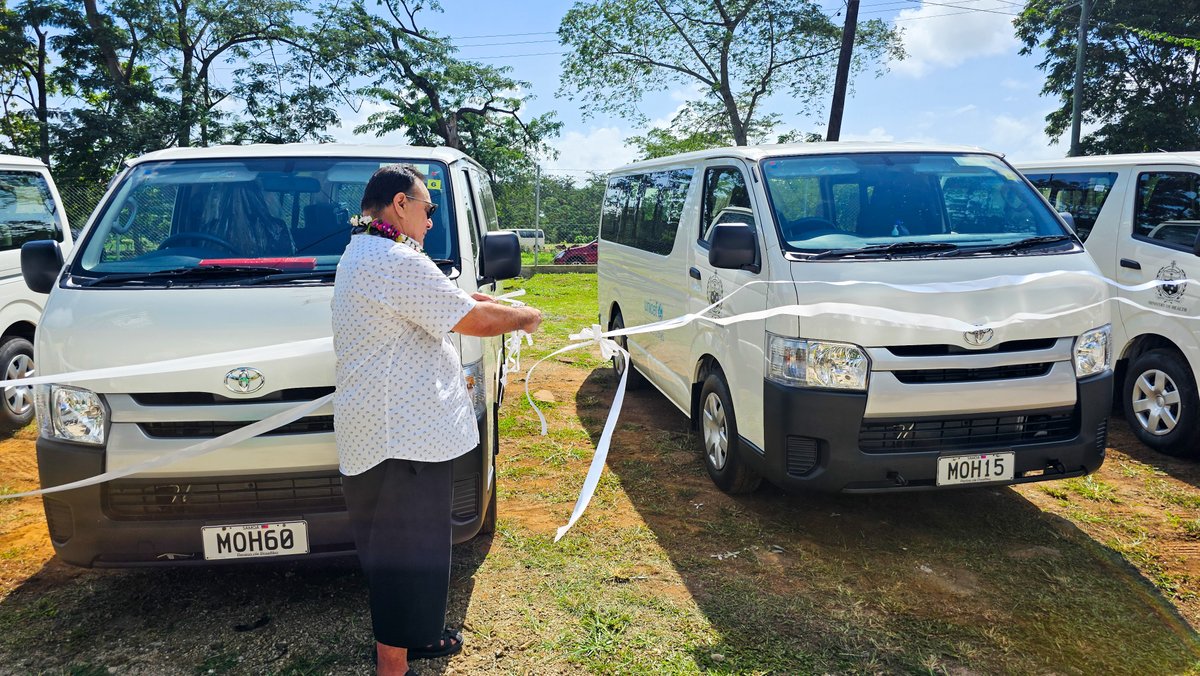 UNICEFPacific's tweet image. Strengthening last-mile vaccine delivery!
UNICEF handed over 4 new 15-seater vehicles to the Samoa Ministry of Health to support vaccine outreach in remote areas—building on 3 vehicles delivered in 2024.
With @gavi, we are proud to support this step toward equity in healthcare.