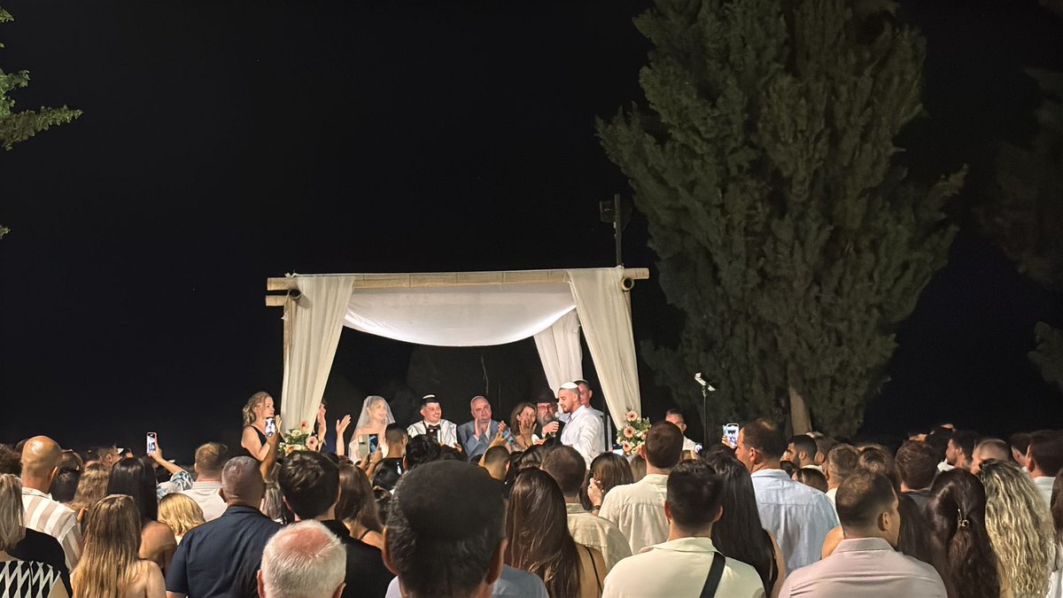 limor_sonhrmelh's tweet image. במהלך המלחמה, ביקרתי לא מעט פצועי צה”ל. כל מפגש כזה טלטל את הלב.
תמיד באתי לחזק ויצאתי מחוזקת כפליים. (מי שמגיע לבקר את הגיבורים המוארים האלו מבין על מה אני מדברת)
באחד מהביקורים הללו פגשתי את בוריס ברוך שטונדה ואימו. אז הוא היה אחרי פציעה קשה, רגלו נקטעה. דיברנו על הפציעה…