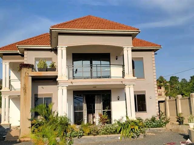 DanielLutaaya's tweet image. Stop building mansions in the village mbu retirement home!
You and I know you like the city too much, you are not retiring in the village, away from your golf course, away from all the fancy dinners at Serena. Away from all your friends who live in Kampala.
You don’t even know…
