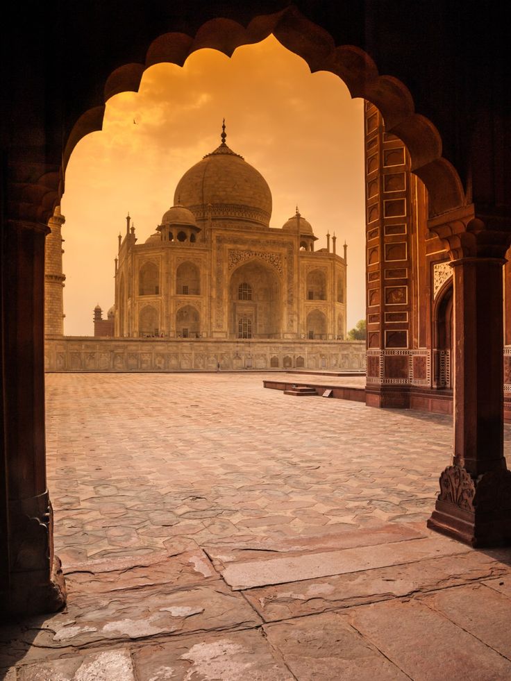 YashsCanvas's tweet image. Explore the stunning symmetry of mosque domes at sunset and the Taj Mahal's golden hour elegance, capturing a rich cultural essence #wallpaper #4k #iphone