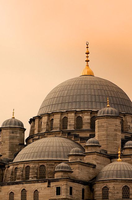 YashsCanvas's tweet image. Explore the stunning symmetry of mosque domes at sunset and the Taj Mahal's golden hour elegance, capturing a rich cultural essence #wallpaper #4k #iphone