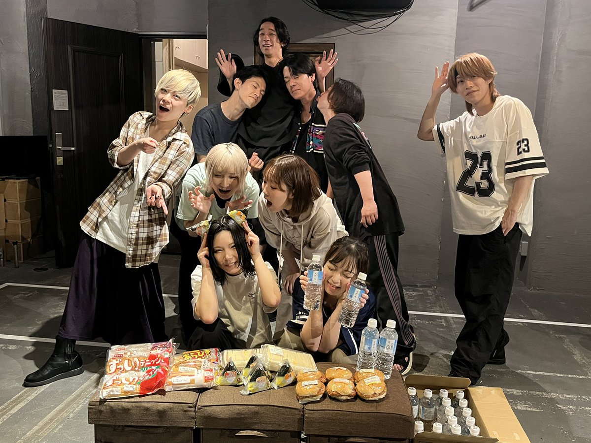 Takuji_create's tweet image. ╱
#あっとほーむ #エスオーエス
通販から稽古場差し入れを頂きました!!
tkjcreate.base.shop
たくさんの応援ありがとうございます💓
初日まで1週間!!
毎日暑い中、稽古頑張ってます✨️⚔️✧*。
╲
7/30(水)~8/3(日)TKJシアター
「エス。オーエス。」お待ちしております!