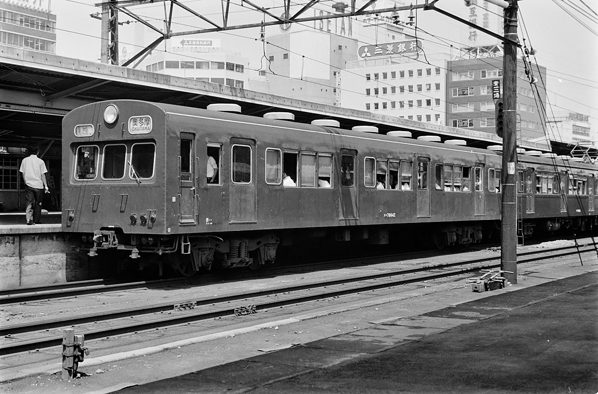 SL664126155's tweet image. 暑い立川。窓全開の青梅線クハ79 942。非冷房時代の通勤電車は窓枠を完全に全開出来る車両が有りました。窓を開けるという感覚がほぼ無くなった現在では考えられませんね。#旧型国電