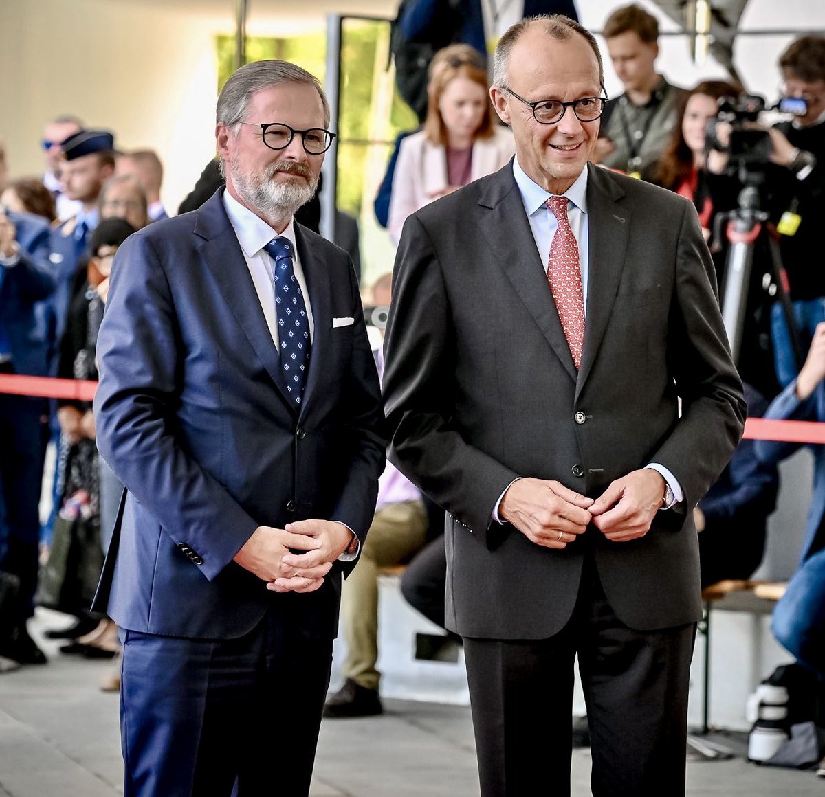 MarekStonis's tweet image. Jiří Weigl z Institutu Václava Klause napsal pronikavý komentář o proměně současného Německa, zmítaného ekonomickou (Green deal, energetika), společenskou a politickou krizí (kriminalita spojená s migrací, tlak na zákaz opozice). Nový německý kancléř Merz našel univerzální lék na…