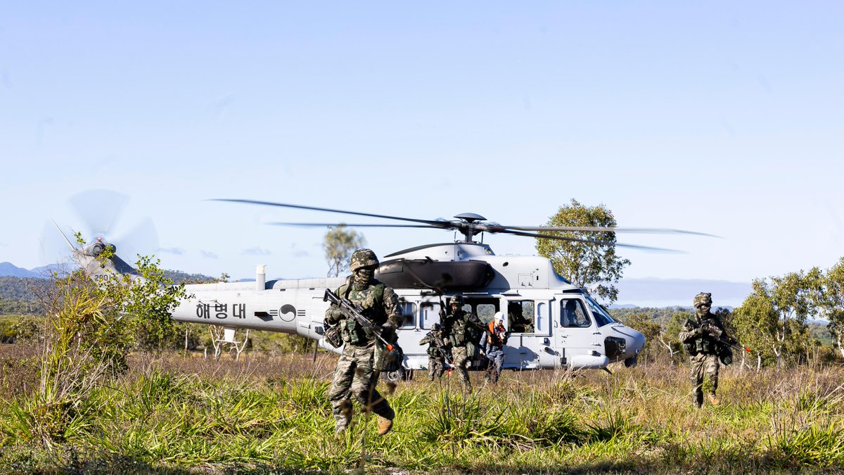 DefenceAust's tweet image. Mission is on time and on target. 🎯
Two Republic of Korea MUH-1 Marineon helicopters departed the ROKS Marado sitting offshore. They roared into Bowen, delivering an amphibious air assault force that cleared an enemy position, as part of Talisman Sabre 2025.
The Bowen assaults…