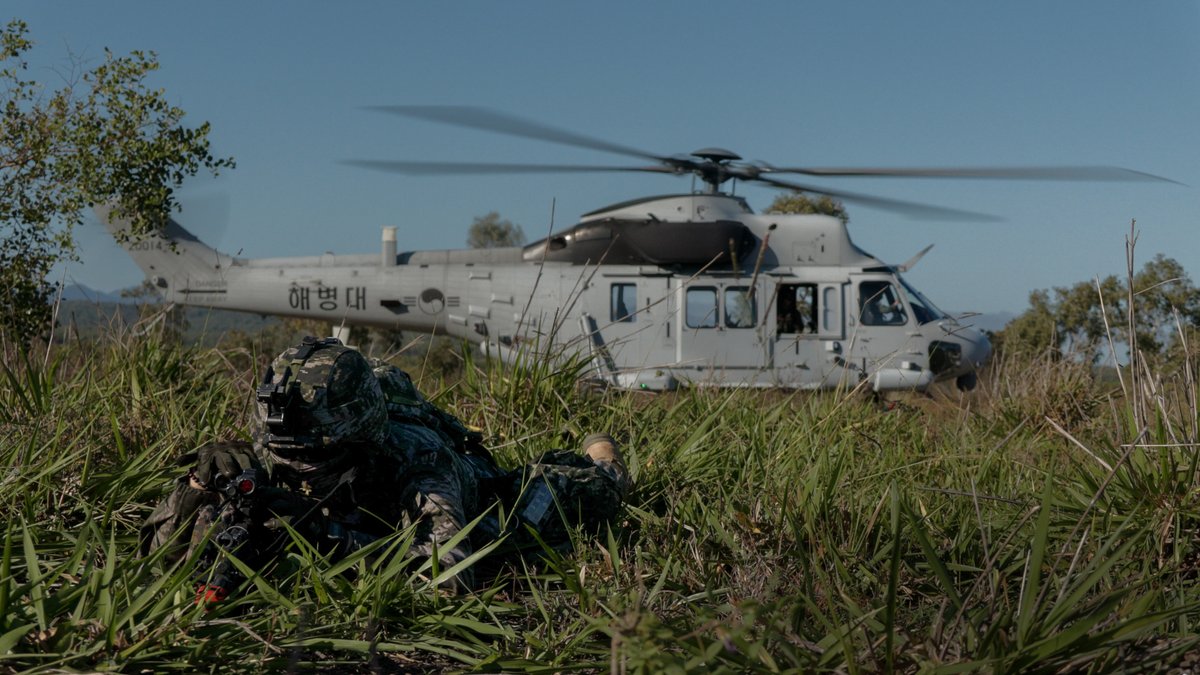 DefenceAust's tweet image. Mission is on time and on target. 🎯
Two Republic of Korea MUH-1 Marineon helicopters departed the ROKS Marado sitting offshore. They roared into Bowen, delivering an amphibious air assault force that cleared an enemy position, as part of Talisman Sabre 2025.
The Bowen assaults…
