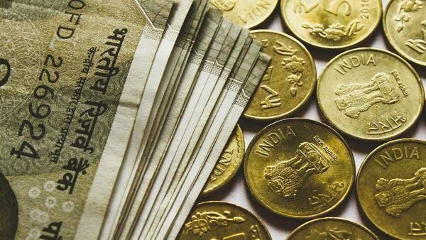 IndianTechGuide's tweet image. 🚨 The minimum basic salary of a central government employee is to be increased from 18,000 to 32,000 under the 8th Pay Commission, according to the Kotak report.