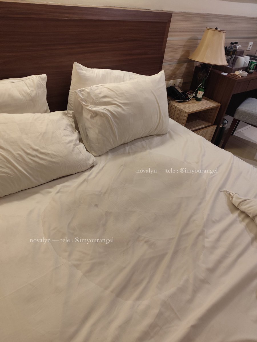 senang nya bertemu kesukaan aku si pria matang😍 tidak lupa selalu main basah-basahan di kasur kalo ketemu aku🥵 hobi bgt mancing mancing aku nih pake tangan kamu😋 squirt yg kedua nya lupa ke foto wkwkwk