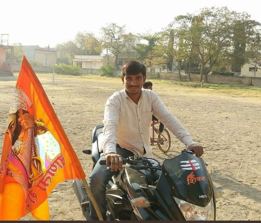 golekarganesh's tweet image. 23 जुलै 2018 रोजी मराठा आरक्षणासाठी कायगाव, ता.गंगापूर, जि.छञपती संभाजीनगर येथे गोदावरी नदीत जलसमाधी घेऊन बलिदान देणारे आपले सर्वांचे मराठा बंधू हुतात्मा काकासाहेब शिंदे यांच्या सातव्या स्मृतिदिनानिमित्त विनम्र अभिवादन..!!💐🙏🏻