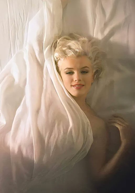 Noirchick1's tweet image. Who is waking you up? Miss Monroe or Miss Ekberg?