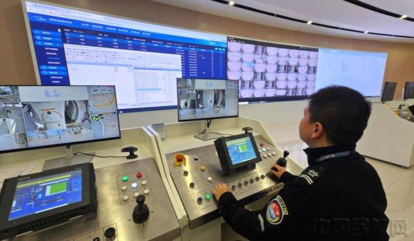 ChinaScience's tweet image. The world's first unmanned aircraft docking system was recently launched in Lanzhou, northwest China’s Gansu Province. Fully automated, the system manages 86 jet bridges at Lanzhou Zhongchuan International Airport, improving operational efficiency and minimizing human error.