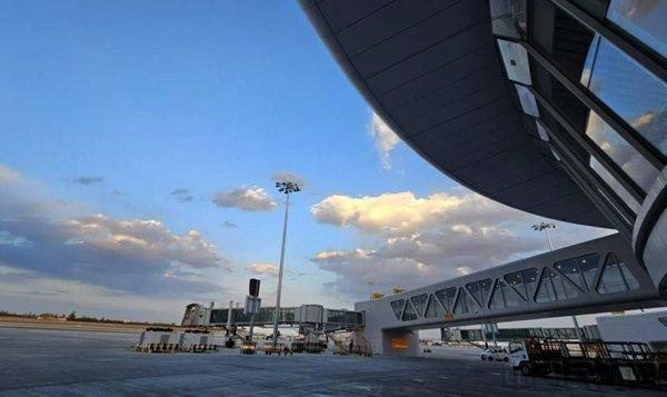 ChinaScience's tweet image. The world's first unmanned aircraft docking system was recently launched in Lanzhou, northwest China’s Gansu Province. Fully automated, the system manages 86 jet bridges at Lanzhou Zhongchuan International Airport, improving operational efficiency and minimizing human error.