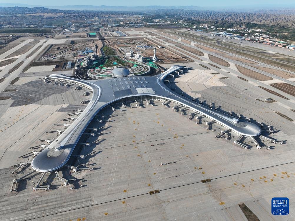 ChinaScience's tweet image. The world's first unmanned aircraft docking system was recently launched in Lanzhou, northwest China’s Gansu Province. Fully automated, the system manages 86 jet bridges at Lanzhou Zhongchuan International Airport, improving operational efficiency and minimizing human error.