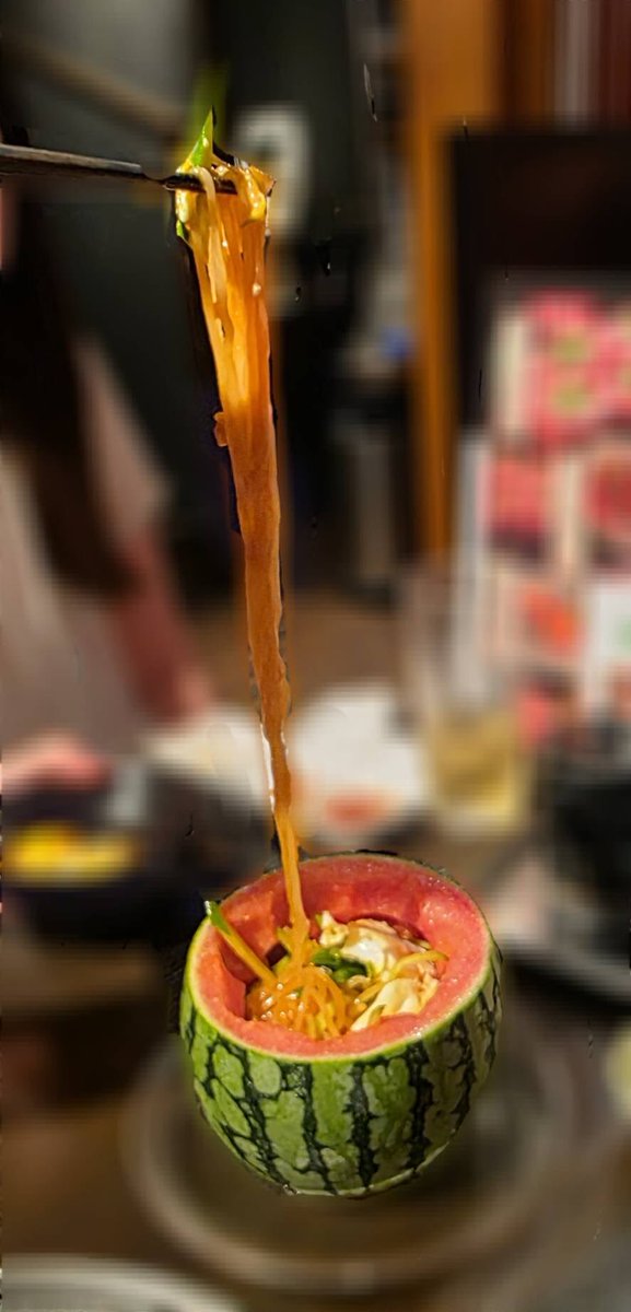 先日社内メンバーと行った焼肉屋さんで出会ったビビン麺🍉

スイカが器という斬新なスタイルだったけど結構美味しかった☺️

#企業公式つぶやき部 
#新宿御苑前 #29テラス