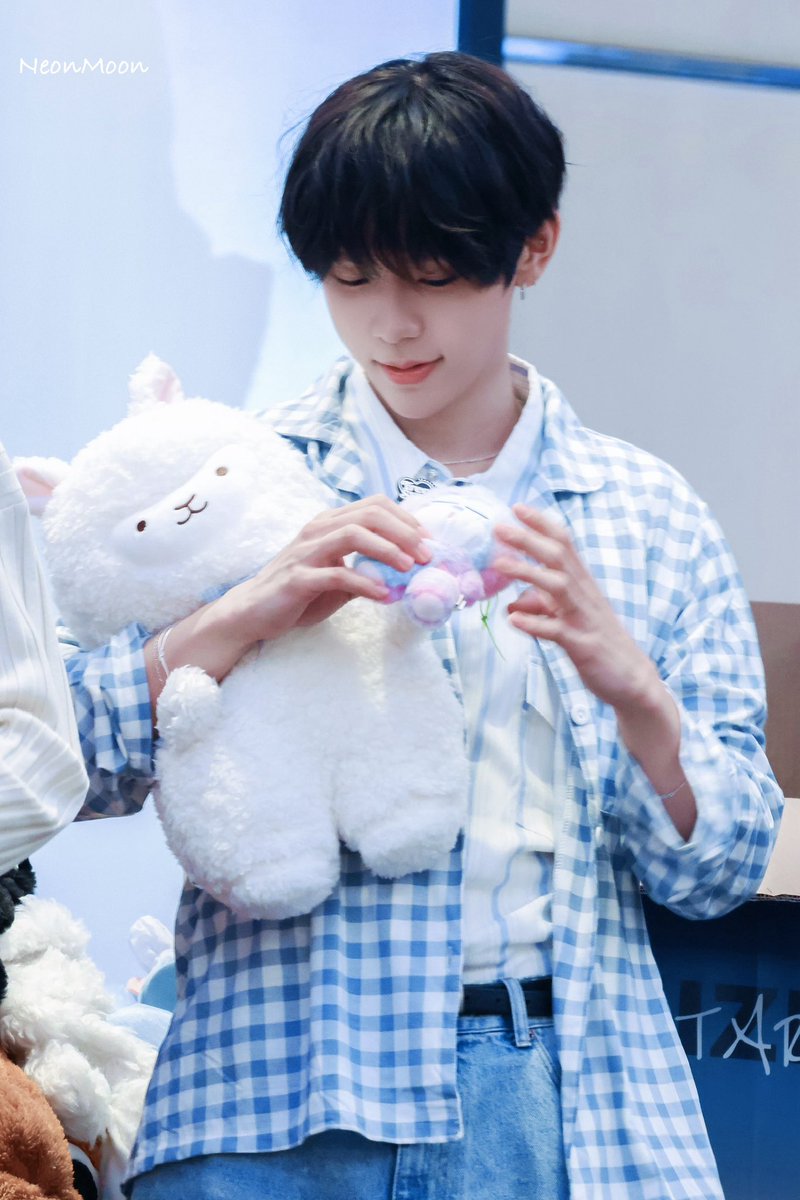 NeonMoonAsh1's tweet photo. 250721  🇭🇰 Fansign

#RIIZE #SHOTARO #将太郎 #ショウタロウ #쇼타로  #라이즈 https://t.co/GB1ofP9oHD