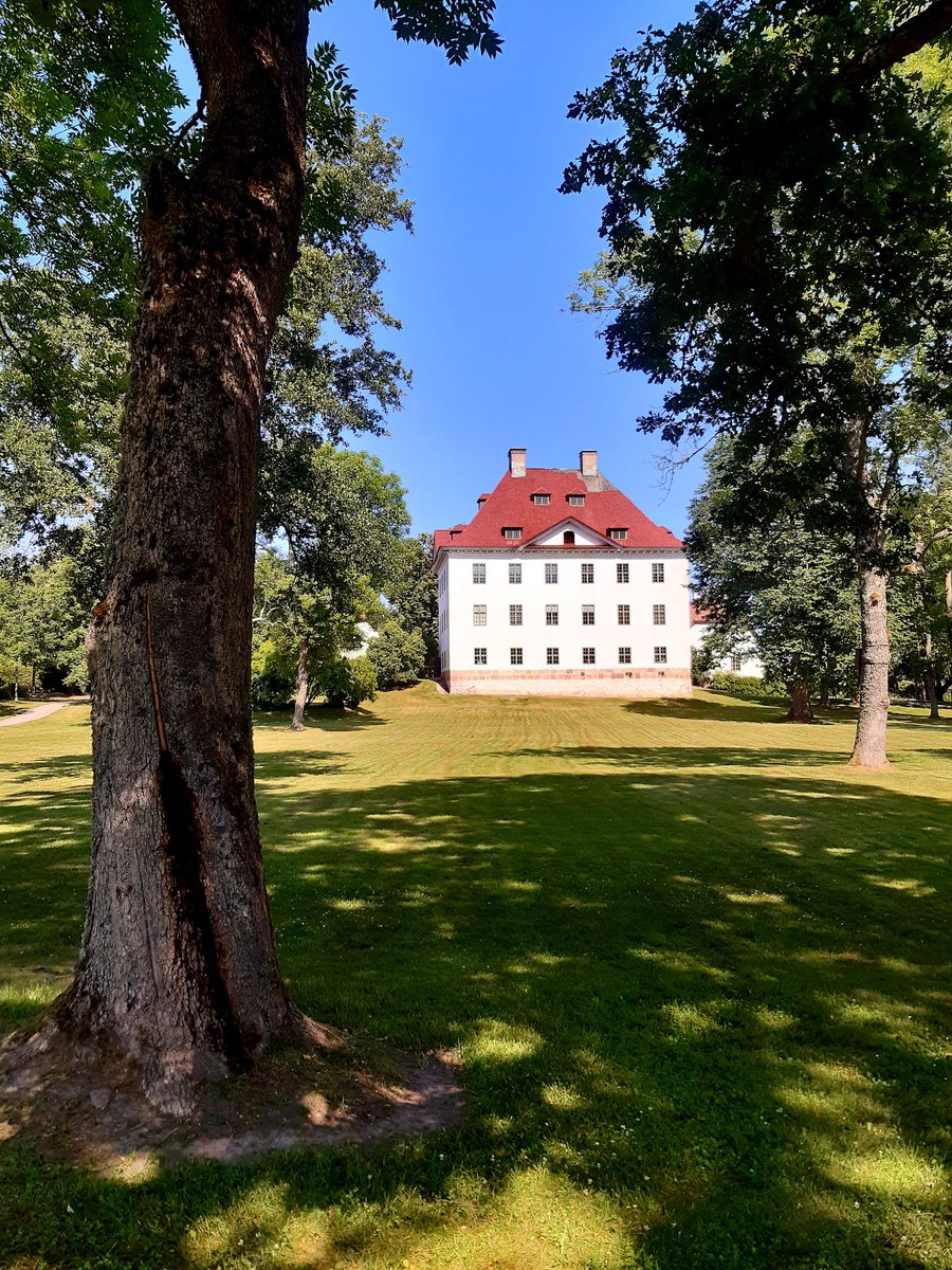 sariruusumo's tweet photo. Naantalin saaristoon suuntautuvien kesäretkien helmi 🌞 #Fleming ja #Mannerheim -sukujen kartanolinna #Louhisaari jota ylläpitää #Kansallismuseo 🌞 Juuri punaisella maalattu katto ja vanhojen lehtipuiden suomaa lempeää varjoa... #Naantali #Askainen #VisitNaantali #VisitFinland https://t.co/iolaj3NsTf