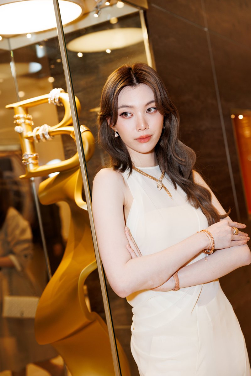 tvpoolsocial's tweet photo. ออม กรณ์นภัส สวยเจิดจรัส ร่วมงานแบรนด์หรู สะกดทุกสายตา!

นาทีนี้ต้องยกให้เธอ! “ออม กรณ์นภัส” ดาราสาวสุดฮอต ขึ้นแท่นนางเอกมาแรงแห่งยุค ล่าสุดสาดเสน่ห์สะกดจอ ร่วมงานกับแบรนด์จิวเวลรี่ระดับโลก  ในลุคเรียบหรูแต่ดูแพงเกินต้าน
ไม่ว่าจะเป็นลุคเดรสครีมหวานละมุน อวดความสง่างามพร้อมเครื่องประดับสุดหรู หรือจะเป็นลุคเดรสดำแซ่บหรูหรา ที่เผยเสน่ห์แพงเฉียบทุกองศา ก็ไม่มีคำไหนเหมาะไปกว่าคำว่า “นางเอกตัวจริง”
บอกเลยว่างานนี้ไม่ใช่แค่สวย แต่ยังเปล่งประกายจนแฟชั่นนิสต้าต้องเหลียว! สวยไม่พัก ปังไม่หยุด สมศักดิ์ศรีดาวรุ่งที่น่าจับตาแห่งวงการ! 

#ทีวีพูล #ออมกรณ์นภัส #Ormkornnaphat