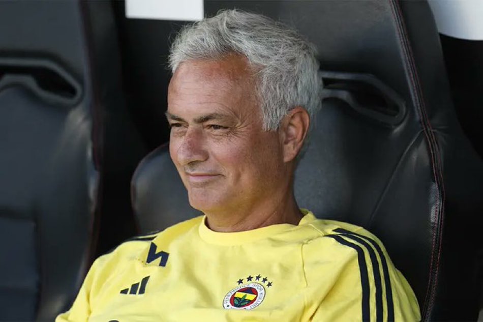 Jose Mourinho: “Herkez Guardiola gibi  oynamaya çalışıyor ama Ederson gibi bir kalecin yoksa olmaz.”

(Canal11)