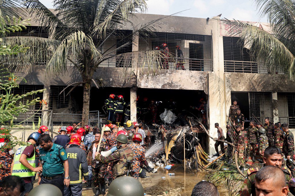 anwaribrahim's tweet image. My heart breaks for the people of Bangladesh after learning of the fighter jet crash into a school in Dhaka. Many lives were lost, most of them children. Over a hundred others were injured.
Among the victims was Maherin Chowdhury, a teacher who rushed her students to safety and…
