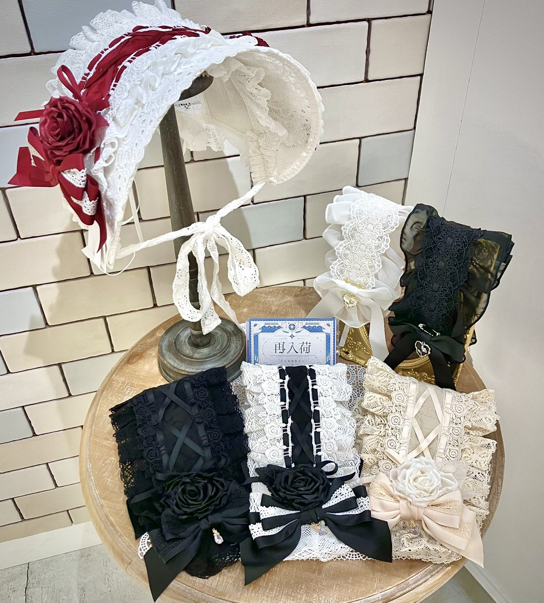 Hoshibako_staff's tweet image. \\ 入荷情報//
🥀大人気のヘッドドレス🥀
【ジェミニ・ローズ-スリム-】
【ローズ・レディ】
#星箱心斎橋OPA店 に入荷しました🕊️
薔薇のチャームが可愛いジェミニ・ローズはどんなコーデにも合わせやすく、大きな薔薇が豪華なローズ・レディはボンネットに合わせても!🙆🏻♀️
店頭にてご覧ください♪