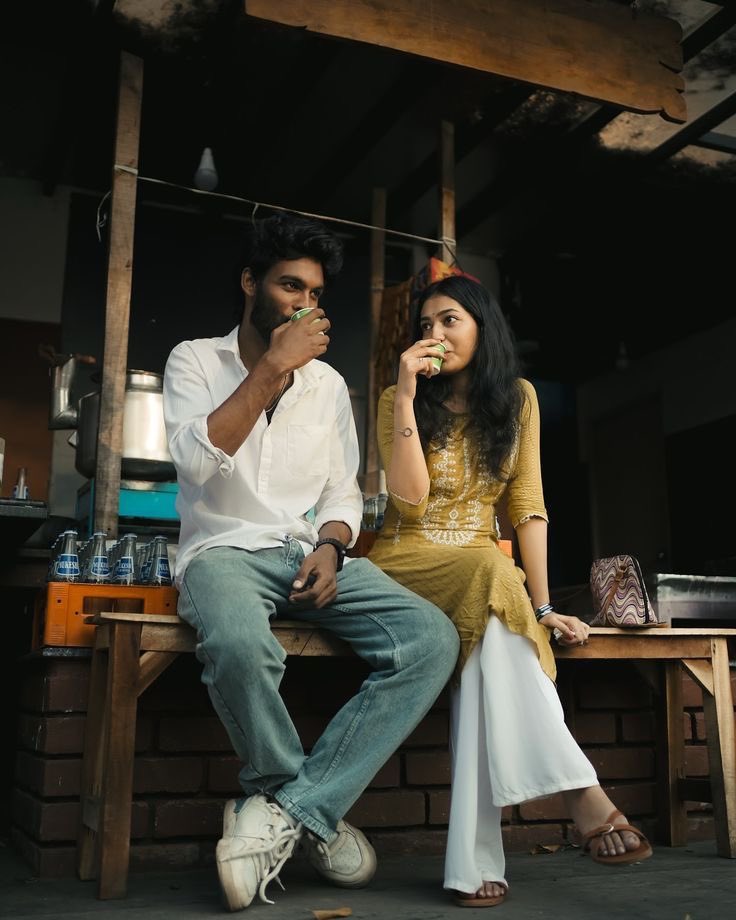 “तुम पक्की सड़क मोहल्ले की, मैं खेतों वाली राह प्रिये,
तुम कॉफी महंगे होटल की, मैं नुक्कड़ वाली चाय प्रिये..!” ☕❤️