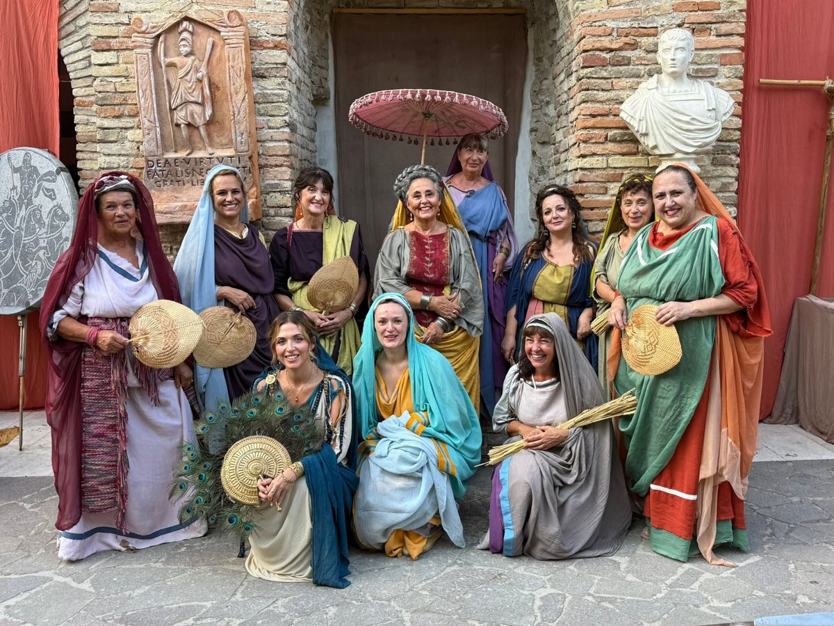 Dans vos commentaires sur mon dernier post sur la reconstitution historique, j'ai lu plusieurs fois des commentaires de femmes qui pensaient que c'était a priori plutôt un loisir de "mecs" : voici la preuve du contraire avec ces belles reconstitutions de matronnes romaines du