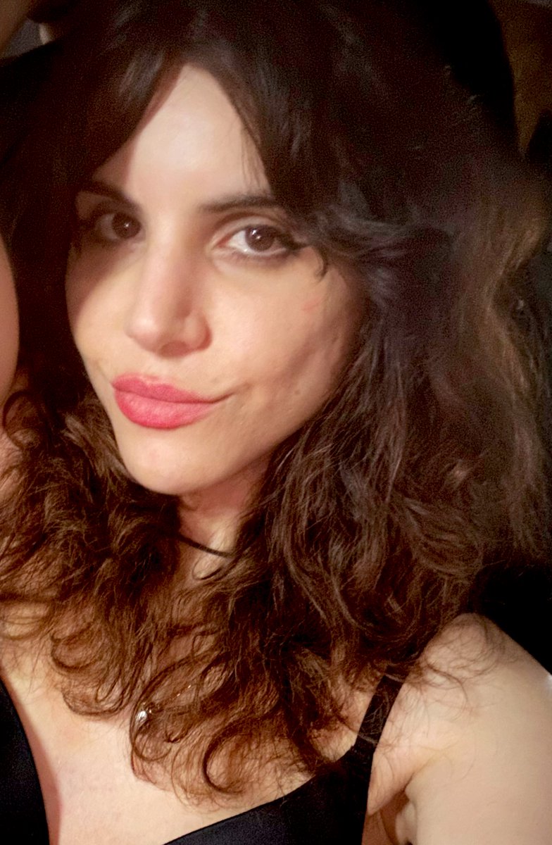 TaniaDtribeiro's tweet image. I have a looot of problems with my face but my carved cheekbones ain’t one of them ☺️
