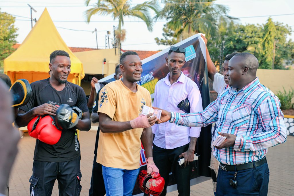 hannington_1's tweet image. PICTORIAL: ONC Boss Namyalo Backs Boxer Kanaabi With UGX 4 Million Ahead of Key Bout
The Head of the Office of the National Chairman (@Onc_nrm1), Hajjat Hadijah Namyalo Uzeiye, has extended a significant gesture of support to Uganda’s rising boxing star, Alex Kanaabi, by…
