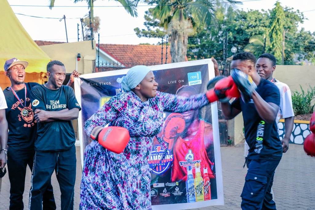 hannington_1's tweet image. PICTORIAL: ONC Boss Namyalo Backs Boxer Kanaabi With UGX 4 Million Ahead of Key Bout
The Head of the Office of the National Chairman (@Onc_nrm1), Hajjat Hadijah Namyalo Uzeiye, has extended a significant gesture of support to Uganda’s rising boxing star, Alex Kanaabi, by…
