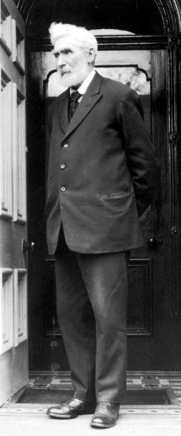 lorraineelizab6's tweet image. Richard Sutcliffe (26 Jan 1849 #Tipperary-23 July 1930). Moved to Barnsley, Yorkshire. Invented 1st coal cutting machine & underground conveyor belt! Greatly reduced labour needed to transport coal!⛏️Descendants run a company making playground equipment! horburyhistory.org/Richard-Sutcli…