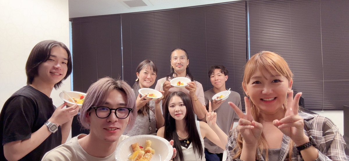 sakakibara_sns's tweet image. 社内で7月誕生日メンバーのお祝いをしました㊗️
弊社は23歳〜55歳の男女と、幅広い年齢・性別のメンバーが活躍してくれています。