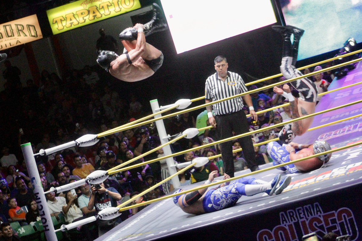 CMLL_OFICIAL's tweet image. Los Magníficos —Fantástico, Adrenalina y Astro Oriental— hicieron valer su casa y su estilo espectacular para imponerse ante la Fuerza Poblana de Stigma, Arkalis y Xelhua.
#MartesDeGlamourCMLL #CMLL