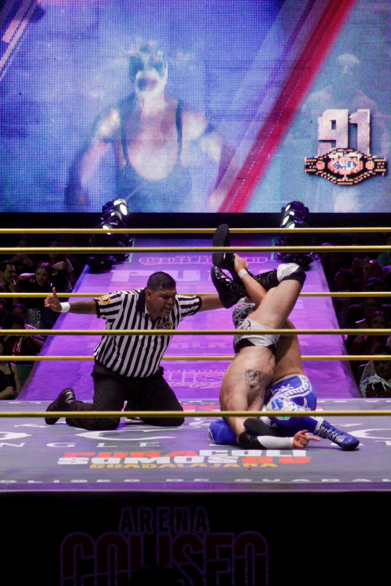 CMLL_OFICIAL's tweet image. Los Magníficos —Fantástico, Adrenalina y Astro Oriental— hicieron valer su casa y su estilo espectacular para imponerse ante la Fuerza Poblana de Stigma, Arkalis y Xelhua.
#MartesDeGlamourCMLL #CMLL