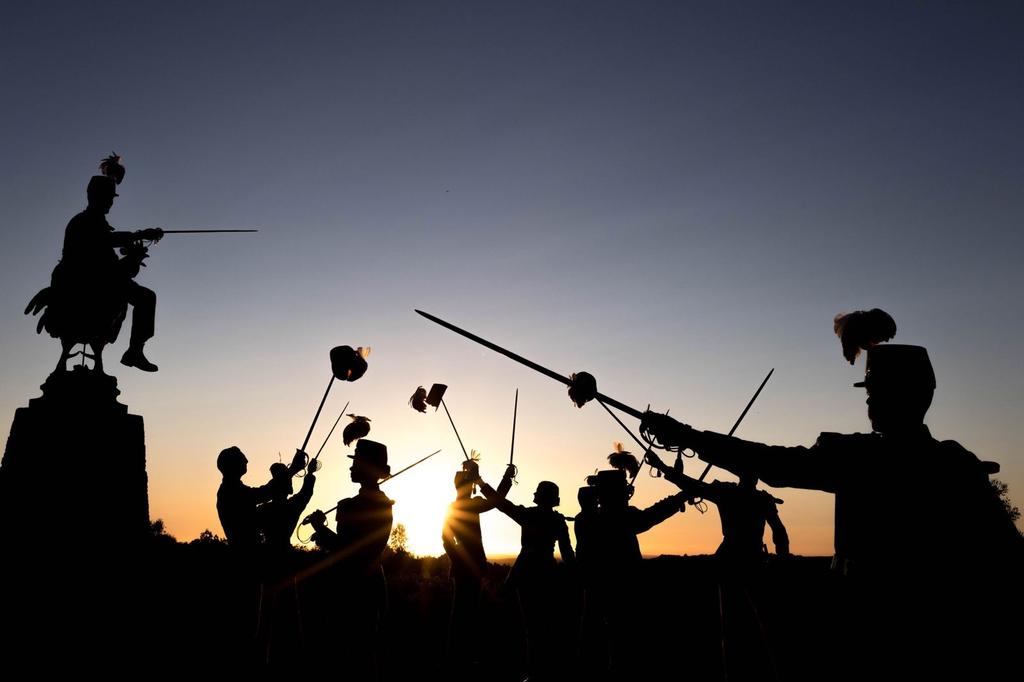 [ Pékin de Bahut ]
Du haut de la Grande Bosse, dernier regard tourné vers le soleil levant pour la promotion Capitaine Goupil…
Instant suspendu qui symbolise, pour des générations de Saint-Cyriens, la fin de leur formation.
Chic à Cyr !