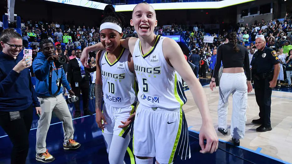 MoreauSportsCo's tweet image. Arike Ogunbowale on Paige Bueckers
"What you see is what you get. There's no hidden agendas…she a true person, true leader. She always has everybody's best interest at heart and she happens to be a great player but before that, she's a great person…we're glad we have her on…