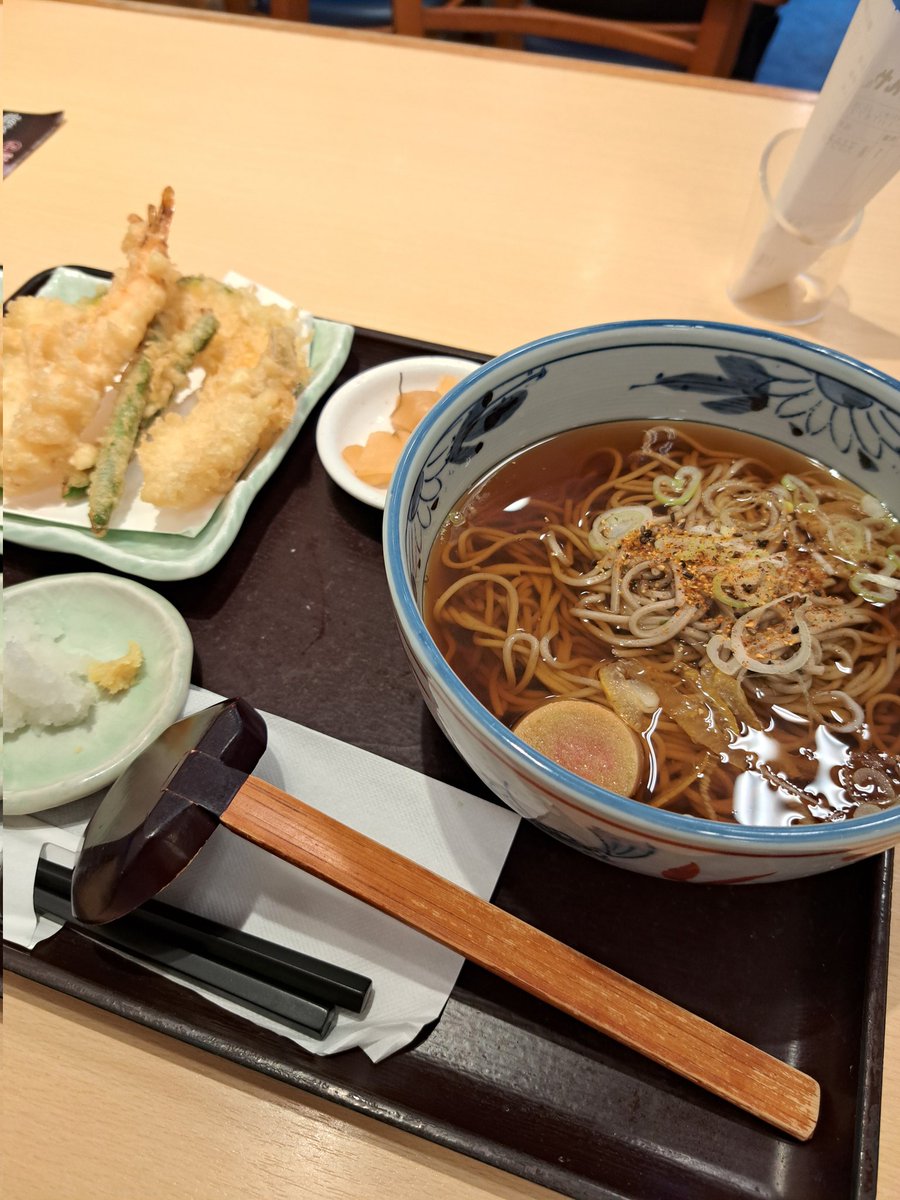 sabi369's tweet image. 映画鬼滅の刃を観てきた(２回目)
冷え性の私が３時間位映画館にいると童磨の血鬼術を食らったように肺が氷そうになるから急いで温かい蕎麦と熱々のお茶を飲んで事なきを得た。はぁ～生き返る
