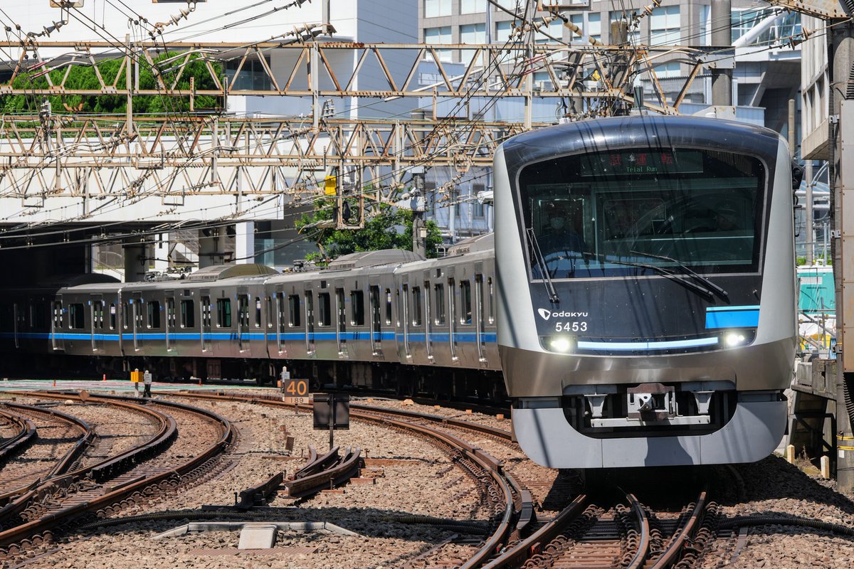 trainphoto2025's tweet image. 2025年7月23日
①小田急5000形5053×10 喜多見出場試運転【新重検】(試運転表示)
②小田急3000形3084×10 TASC調整終了に伴う試運転(回送表示)
新宿〜南新宿
帰りに寄り道。
同じ試運転でもおのおの表示が違うのはなんででしょ。
おまけは後方の総武線と絡めて。