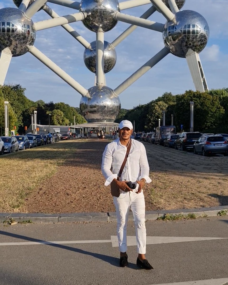 Nous sommes déjà à Bruxelles c'est le jour (J) après direction Wiltcher's Hotel à Louise où la cérémonie est prévue...😜