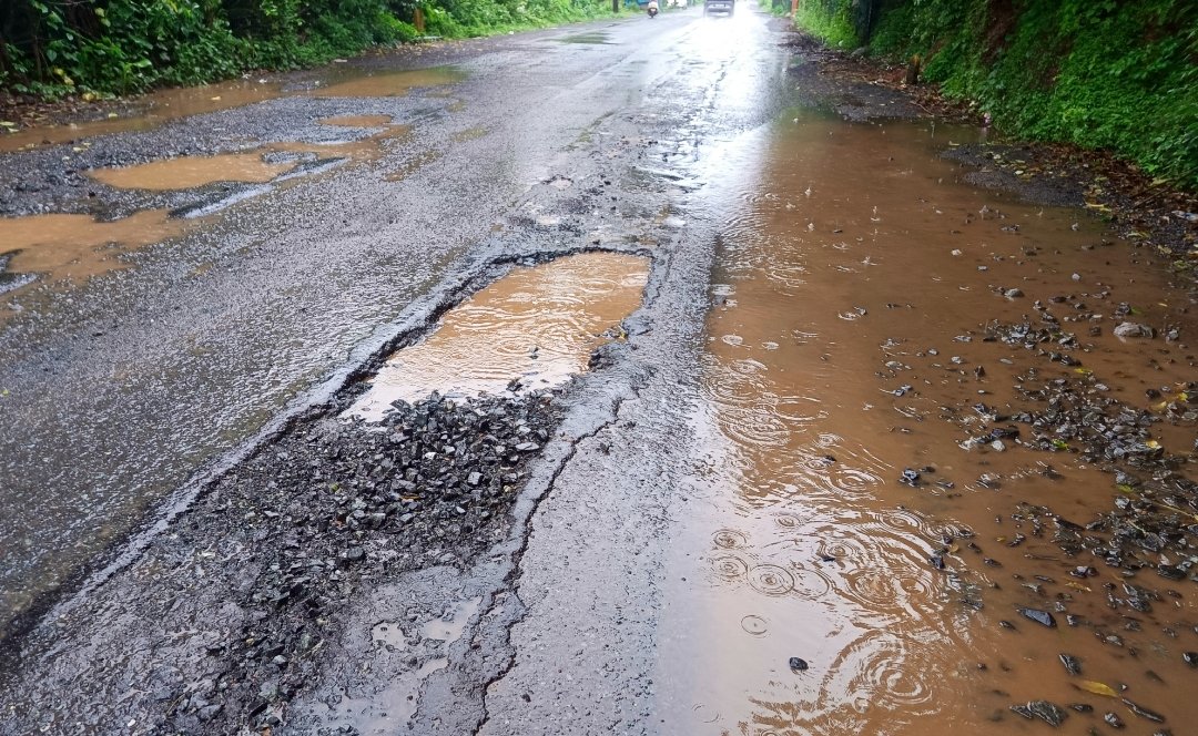 ShaileshNa37632's tweet photo. Road Condition Alert – Bethora 
Massive potholes &amp; waterlogging risking lives daily. Complete failure of road maintenance.
 Location: Bethora, Ponda Taluka
@GoaPWD @GoaAssembly @GSIDCGoa @goacm
@Subhashgoa @subhashshirodkr(MLA #Shiroda) – Where is your accountability? https://t.co/FdLizfA3oJ