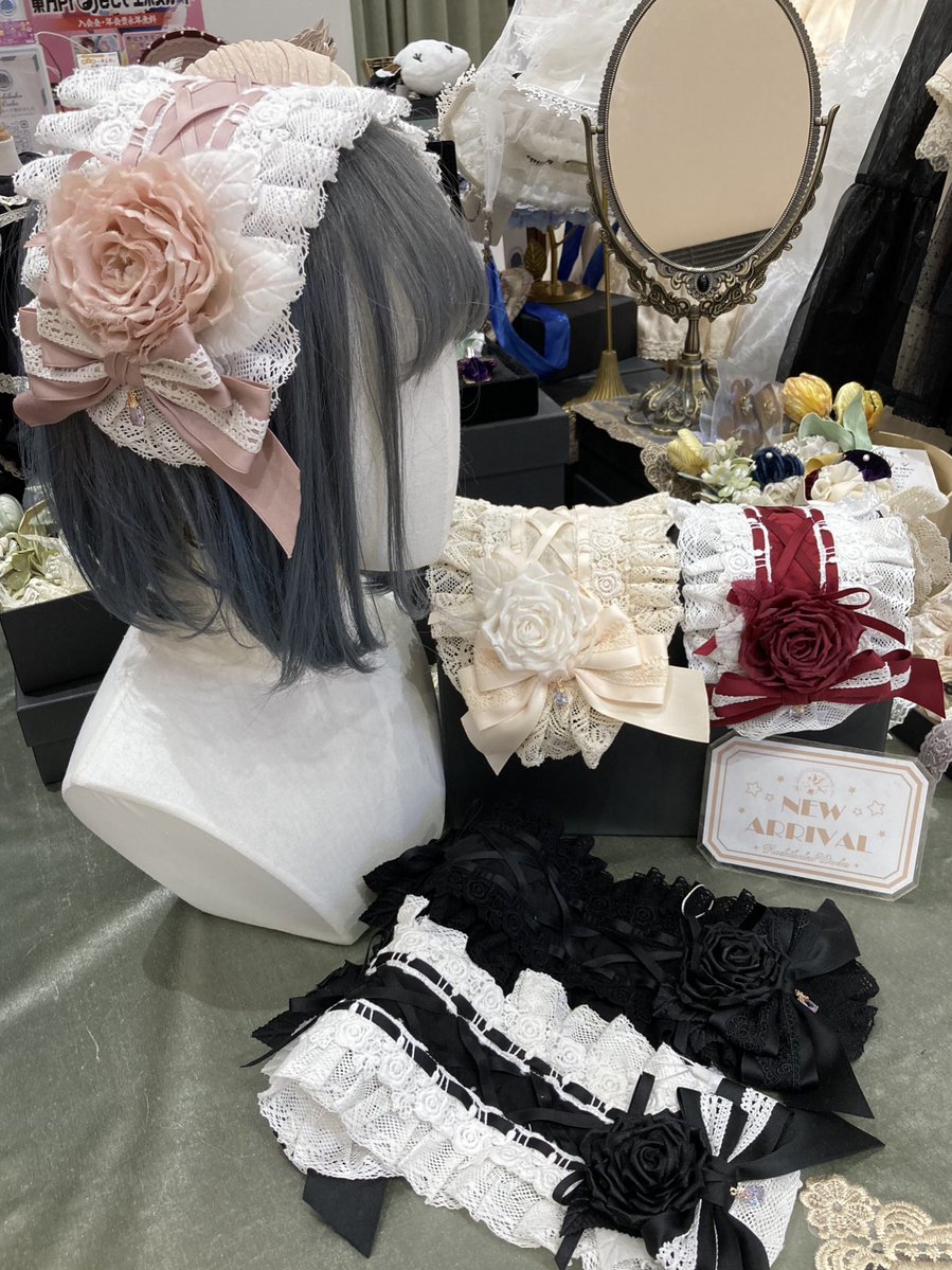Hoshibako_staff's tweet image. こんにちは #星箱新宿店 です🕊️
\\ 入荷情報//
🥀大人気のヘッドドレス🥀
【ローズ・レディ ヘッドドレス】
大きな薔薇が豪華なローズ・レディが全色入荷いたしました♡
一つ持っていれば何にでも合わせられる万能ヘドレ!!
店頭にてご覧ください♪