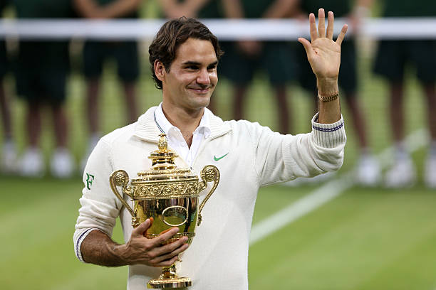 alex_Xpert's tweet image. Todos pensaban que Roger Federer estaba loco...
Cuando se enteraron de que abandonó el acuerdo de 100 millones de dólares de Nike por una marca sin nombre que fabricaba zapatillas de correr con mangueras de jardín.
Pero los detalles de esta extraña apuesta cambiarían el deporte…
