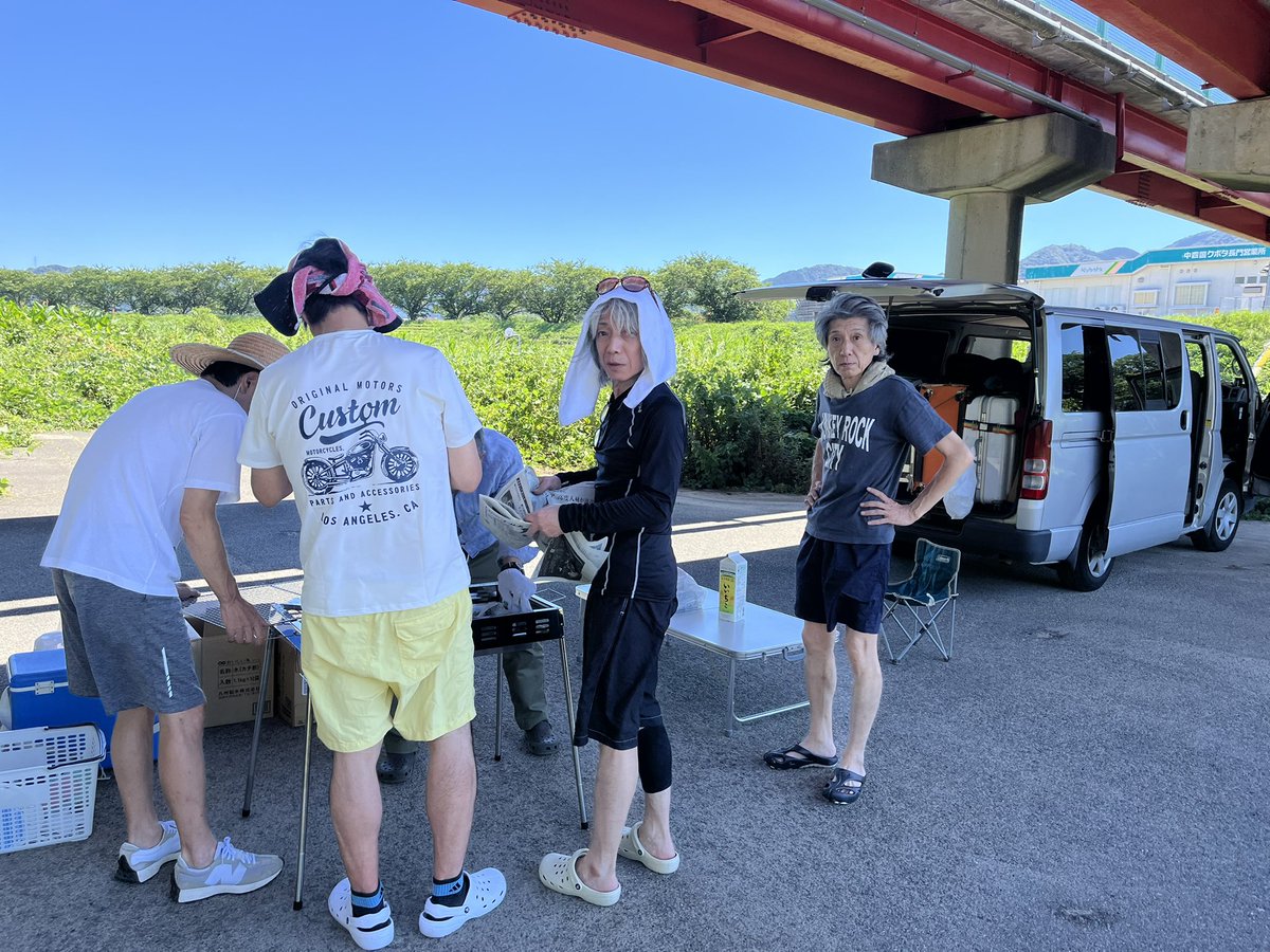 稲田 錠 ( Joe Inada)🍒 (@gd_captainjoe) on Twitter photo 日陰(橋の下)で今からバーベキューやるのさ♫
炭をおこす博英さん
#夏休み 日陰(橋の下)で今からバーベキューやるのさ♫
炭をおこす博英さん
#夏休み