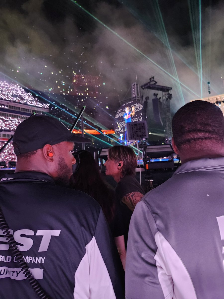 guyberryyum's tweet image. Also while everyone around me was talking the security guard was talking directly to me saying Keith Urban is about to walk by and he sure did lol