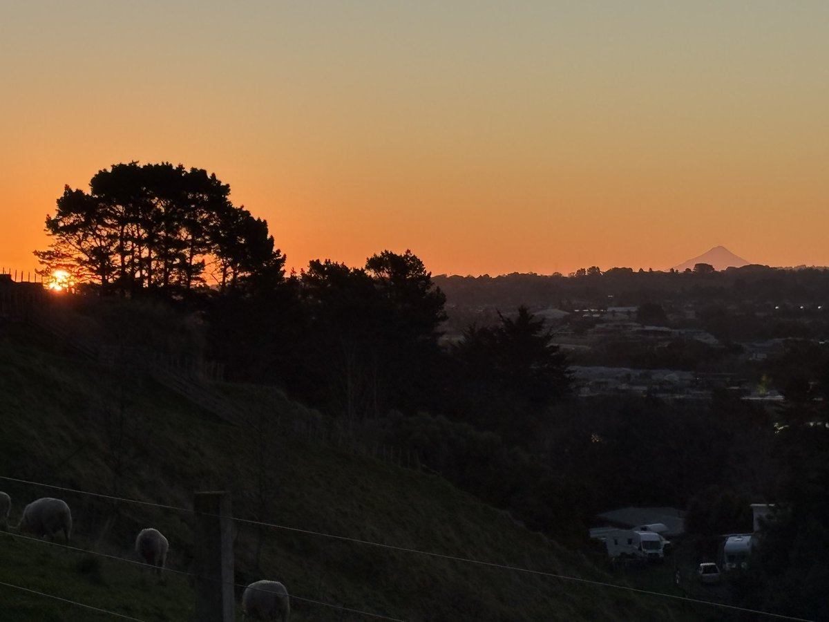 TonyStuart55's tweet image. As the sun sets, the temperature is going down very quickly. It’s going to be another chilly night 🥶