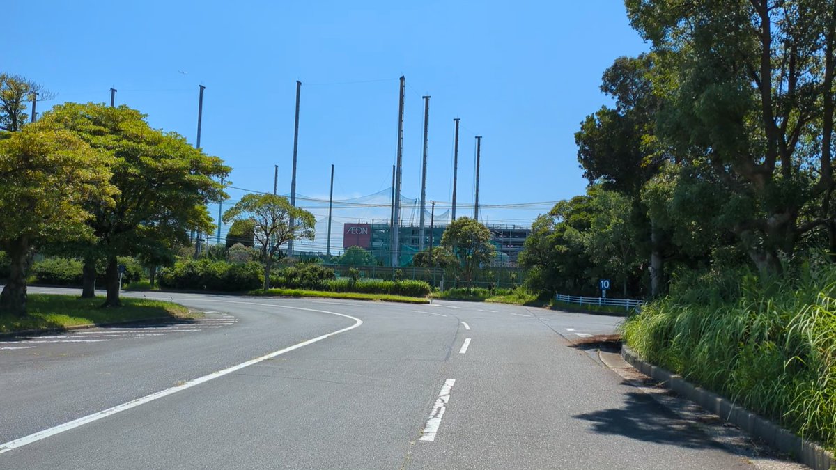 要蒸发了！
大中午的饭也没吃，骑车去千叶免许中心看考场。

风还大，伞打不住，就这么顶着34度的大太阳走了一圈。差点要中暑了。

也不是没收获吧，虽然看了好多遍视频，但是来到现场看了后信心加强了。路都挺宽的。