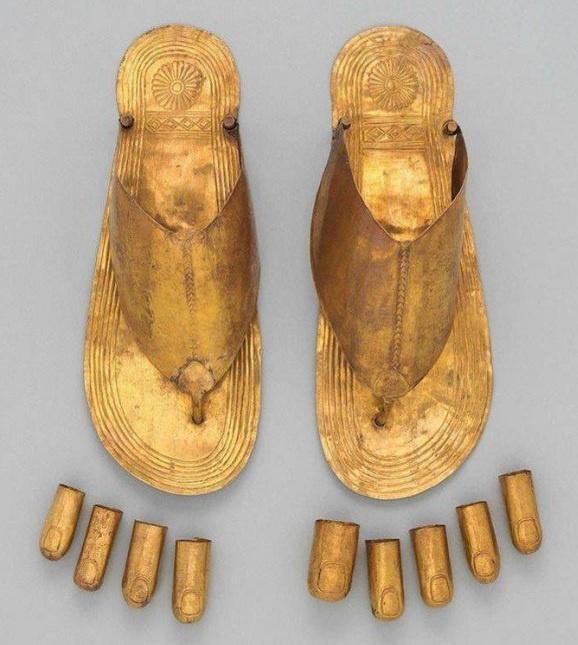 CzechArtGirl's tweet image. Egyptian gold sandals and toe caps, from around 1500 b.c.
The big toe on the right foot wasnβt covered, it was for scratching.
