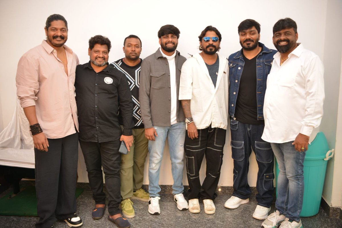 ಕ್ರಿಶ್ ಮ್ಯೂಸಿಕ್‌ನಲ್ಲಿ ‘ಒಂ ಶಿವಂ’ ಹಾಡುಗಳ ಬಿಡುಗಡೆ

popcornkannada.com/2025/07/23/the…

#BhargavKrishna #ViranikaShetty #CockroachSudhi #RaviKale #UgramRavi #ApoorvaSri #VijayYardly #KrishnaKanakapura #Alwin #Kannada #Popcornkannada #OMShivam #KrishMusic