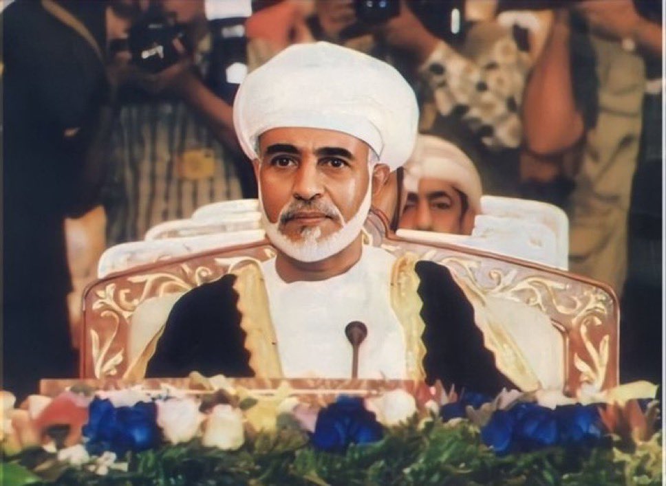 لقدْ جئتَ والأرضُ: بيتُ الترابِ
 وغـادرتَ والأرضُ: قصــرُ العلَمْ