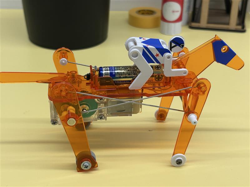 tepian_today's tweet image. TEPIA先端技術館では、本日、日本機械学会@JSME_Mech 関東支部シニア会さんによる特別講座「親子で参加!ロボットを組み立て、走らせてみよう!」が開催されました!
機械の仕組みを学びながら、親子で協力・工夫しながら市販のキットを使って、動くロボットを作ったんだ!