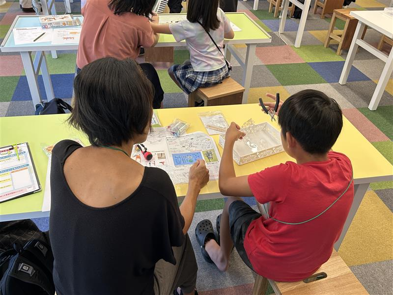 tepian_today's tweet image. TEPIA先端技術館では、本日、日本機械学会@JSME_Mech 関東支部シニア会さんによる特別講座「親子で参加!ロボットを組み立て、走らせてみよう!」が開催されました!
機械の仕組みを学びながら、親子で協力・工夫しながら市販のキットを使って、動くロボットを作ったんだ!